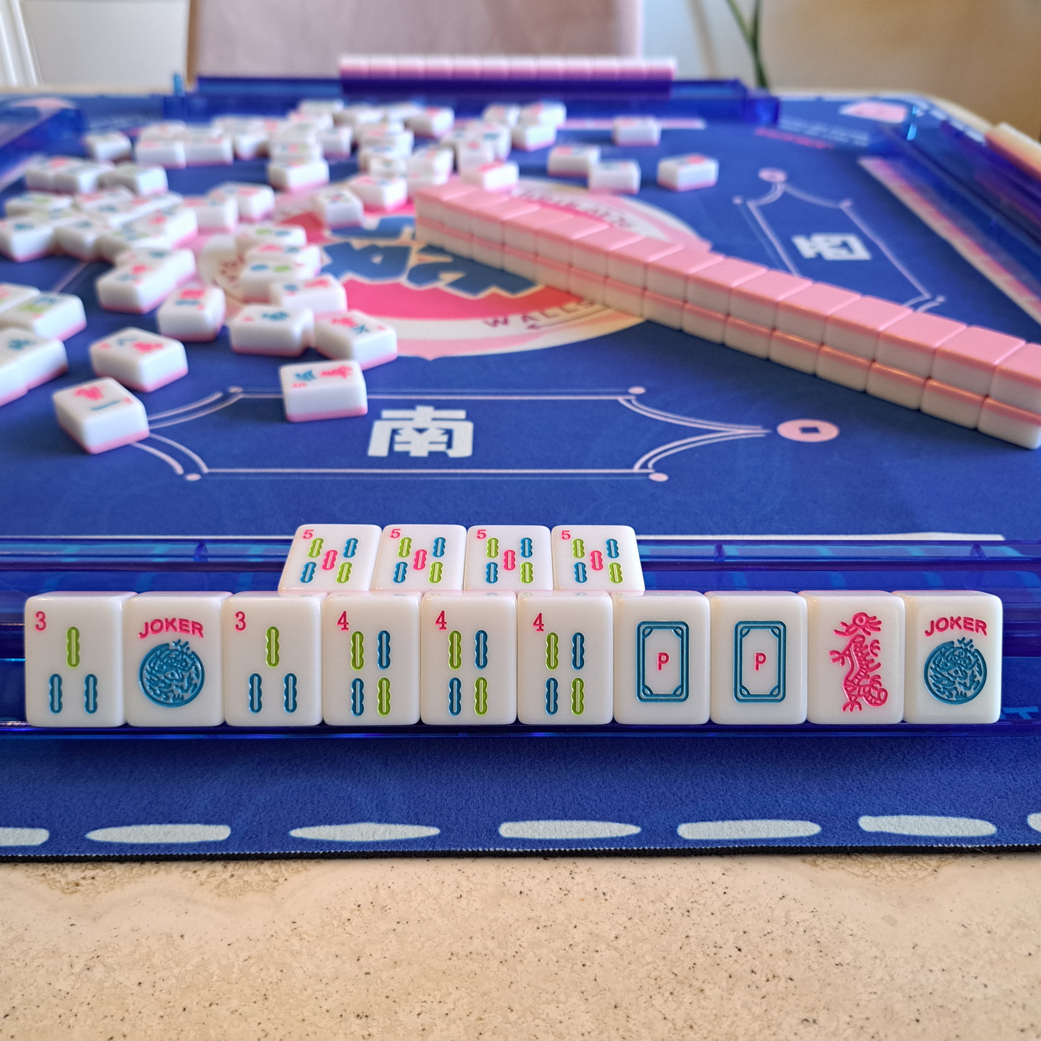 American Mahjong endgame strategy — player deciding whether to discard or hold a joker tile with fewer than 40 tiles left on the wall.